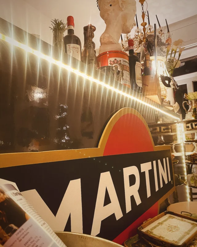 Hai già scoperto Il Cortile Retrò?
Un angolo accogliente dove le crêpes profumano di buono e gli aperitivi sanno di momenti da ricordare.

Che tu venga per una pausa dolce, un brindisi tra amici o semplicemente per staccare… qui trovi calore, gusto e un’atmosfera che ti fa sentire a casa.

Il Cortile Retrò – Crêpes & Aperitivi
Vieni a trovarci, porta chi ami e lasciati sorprendere dal nostro stile retrò.

@ilcortileretro 
📱 www.ilcortile.eu
📌 Via Carlo Mayr 115
☎️ 366.3586776

#cortileretro #bistrot #eccéntrico #bere #ferrara #ferrarafood  #crepesalate #crepedolci #piadina #amici #amore #nutella #French #instafood #aperitivo #pranzo #cena #brunch #lunchwork #breakfast #winelove #drink’s #cocktail’s  #emiliaromagna #italy