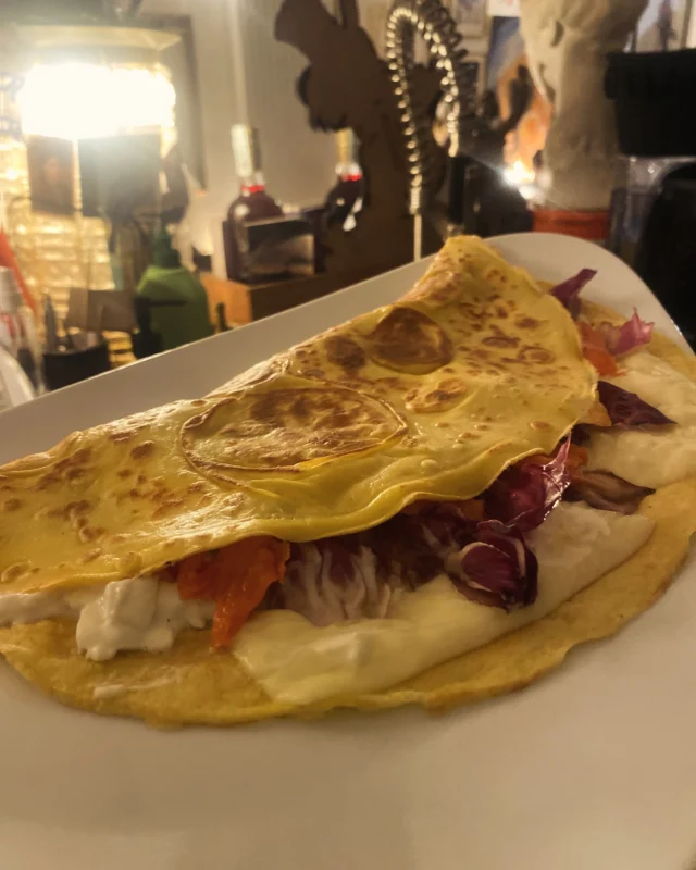 @ilcortileretro La nostra ricetta per una serata perfetta? Sono una ottima  crêpes fumante, un buon calice di vino e un sorriso nel Cortile Retrò di Ferrara! 😄🍷 Allora, che aspetti? Vieni a brindare con noi e rendi la serata speciale…. 
📣Chi porta gli amici? Vi aspettiamo per brindare insieme al gusto!
📱 www.ilcortile.eu
📌 Via Carlo Mayr 115 Fe
☎️ +39366.3586776
Lunedì Riposo
venerdì.sabato.domenica 
h10.00-h15.00 e dalle h18…
martedì.mercoledì.giovedì 
apertura serale dalle h18….

📣Prenotazioni consigliate ! 

#ilcortileretro #bistrot #bere #ferrara #ferrarafood #creperie  #crepesalate #crepedolci #amici #amore #instafood #aperitivo #pranzo #cena #brunch #lunchwork #winelove #drink’s #cocktail’s #love #emiliaromagna #italy 
#IlCortileRetrò #Ferrara #sangiorgio #cucinaitaliana #pranzoallaperto #atmosferaretrò #mangiareaferrara